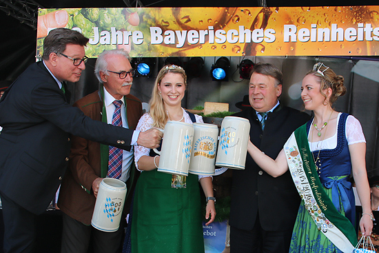 Georg VI. Schneider, Präsident Bayerischer Brauerbund e.V., Gerhard Ilgenfritz, Präsident Private Brauerein Bayern e.V., die Bayerische Bierkönigin 2016/2017 Sabine-Anna Ullrich  mit Landwirtschaftsminister Helmut Brunner und die Hallertauer Hopfenkönigin 2015/2016 Anna Roßmeier nach dem Anstich auf dem Odeonplatz (©Foto: Martin Schmitz)